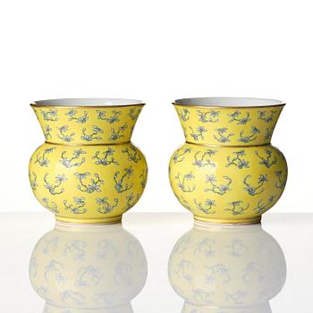 Zhadou, ett par, porslin. Qingdynastin, med Tongzhis märke och period (1862-1874).