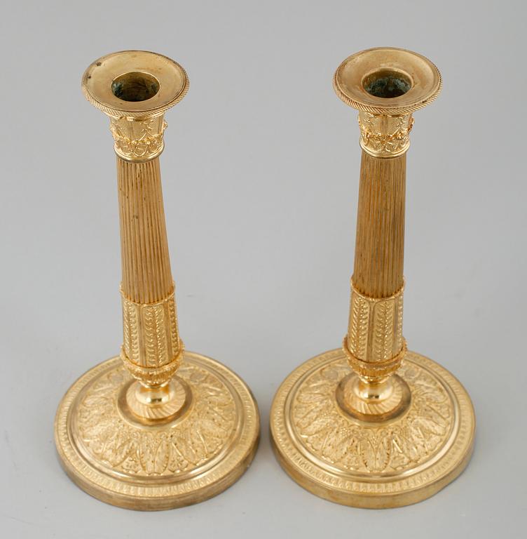 LJUSSTAKAR, 1 par, förgylld brons, empirestil, 1800-/1900-tal.