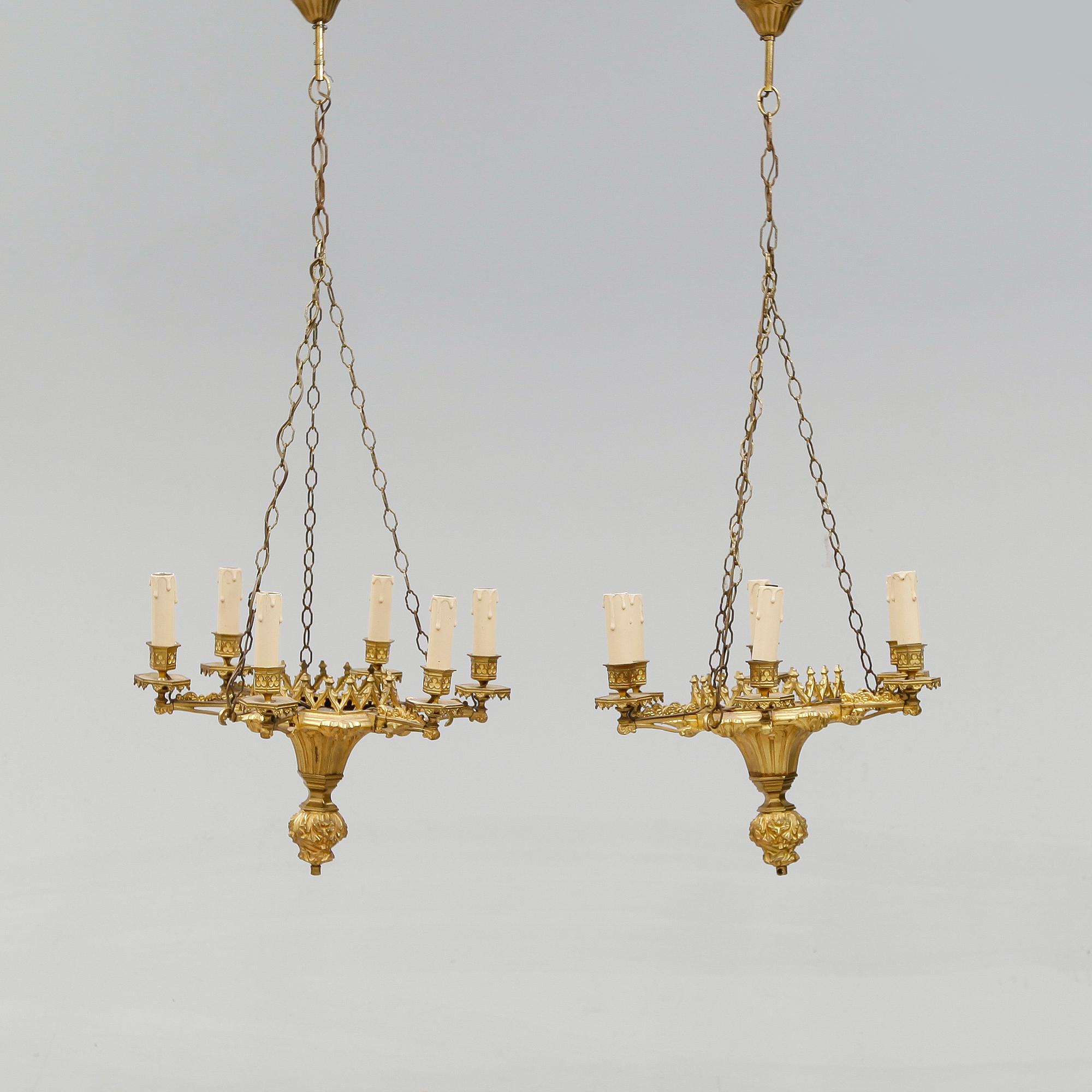 TAKAMPLAR, 1 par, förgylld brons, gotisk stil, 1800-talets första hälft. Höjd ca 100 cm.