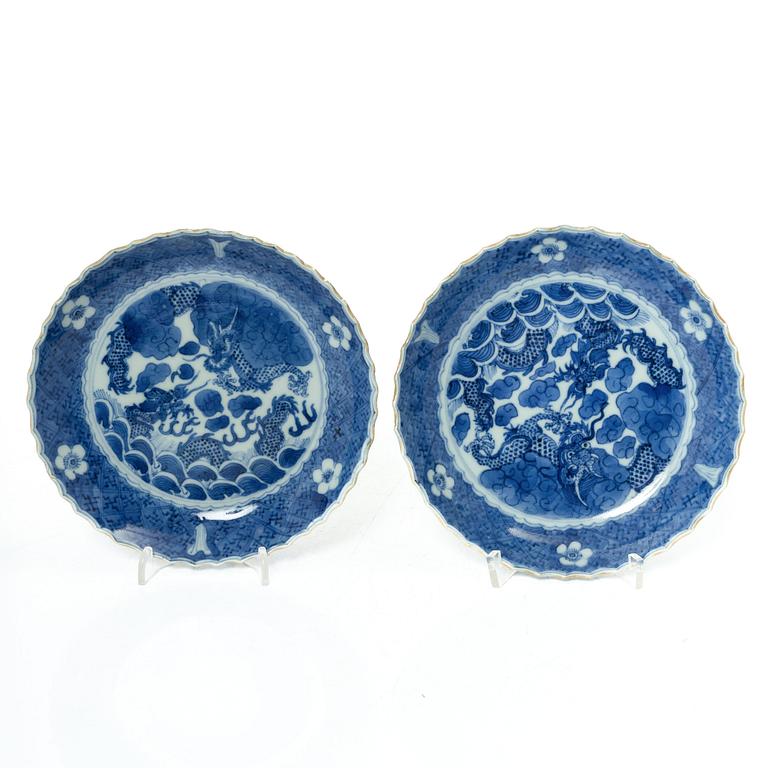 A pair of Chinese blue and white porcelain dishes, Qing dynasty, 19th century.