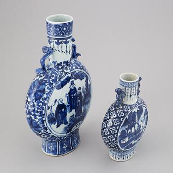 Two blue and white moon flasks, Qing dynasty, 19th Century.