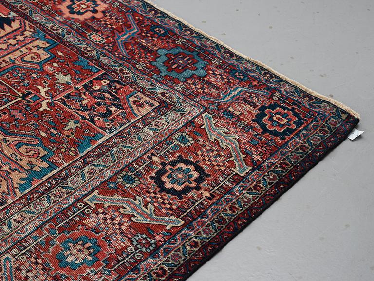 A carpet, a semi-antique West Persian, ca 466,5-470,5 x 334,5-350 cm.