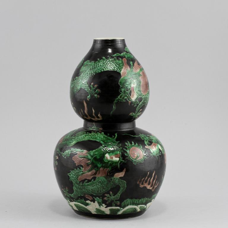 VAS, porslin, Kina, omkring sekelskiftet 1800/1900.
