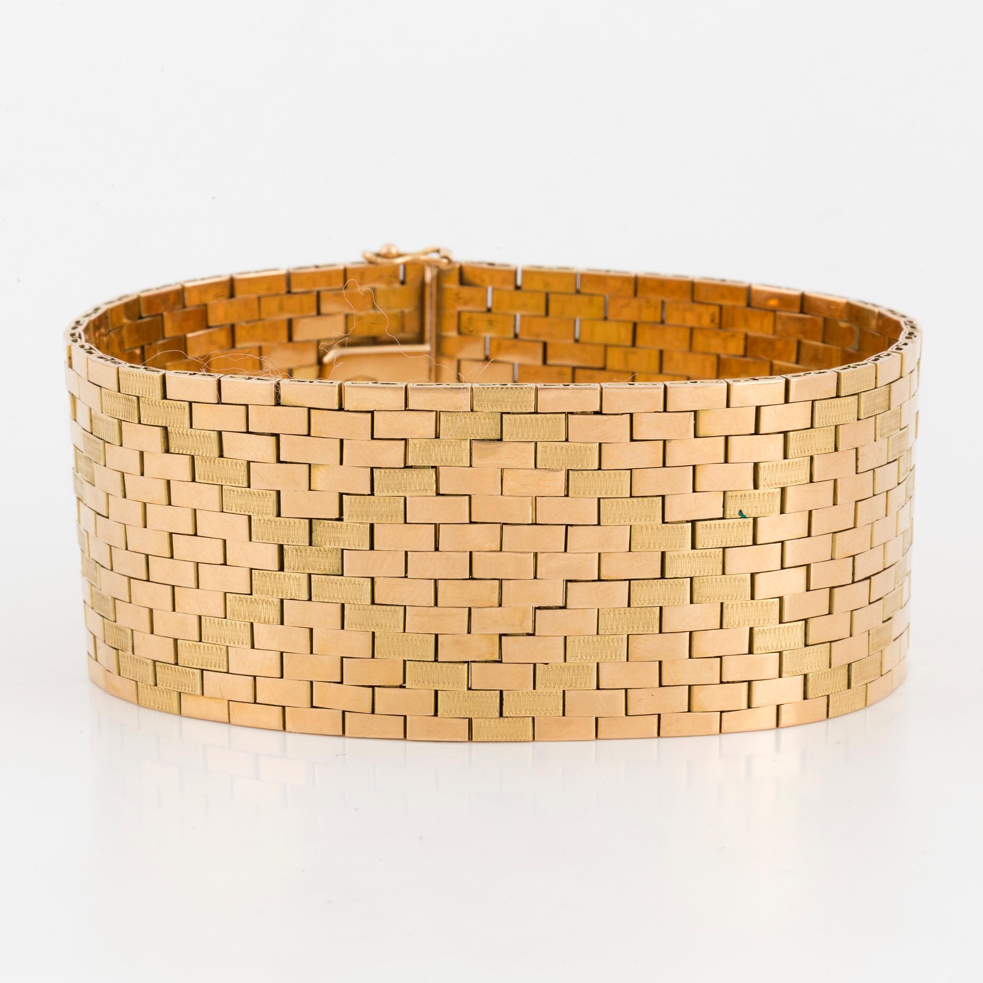 An 18K gold bracelet.