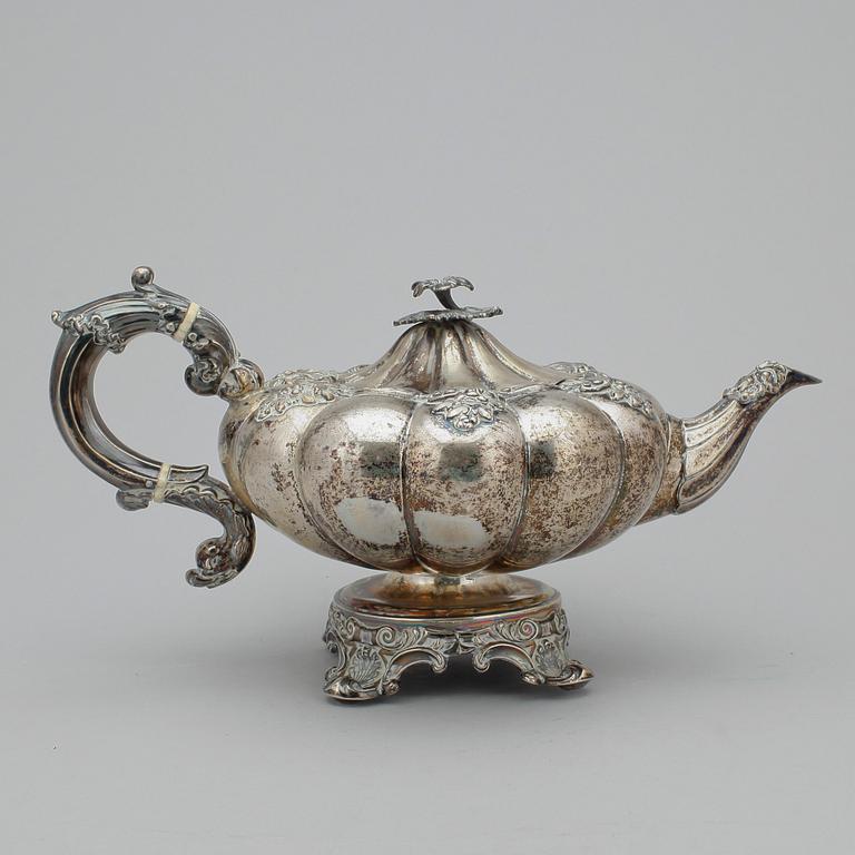 TEKANNA, silver, nyrokoko, Fredrik & Wilhelm Zethelius, Stockholm 1842. Vikt ca 750 gram.