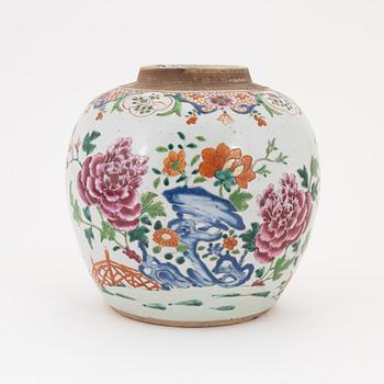 A porcelain famille rose jar, Qing dynasty, Qianlong (1736-1795).