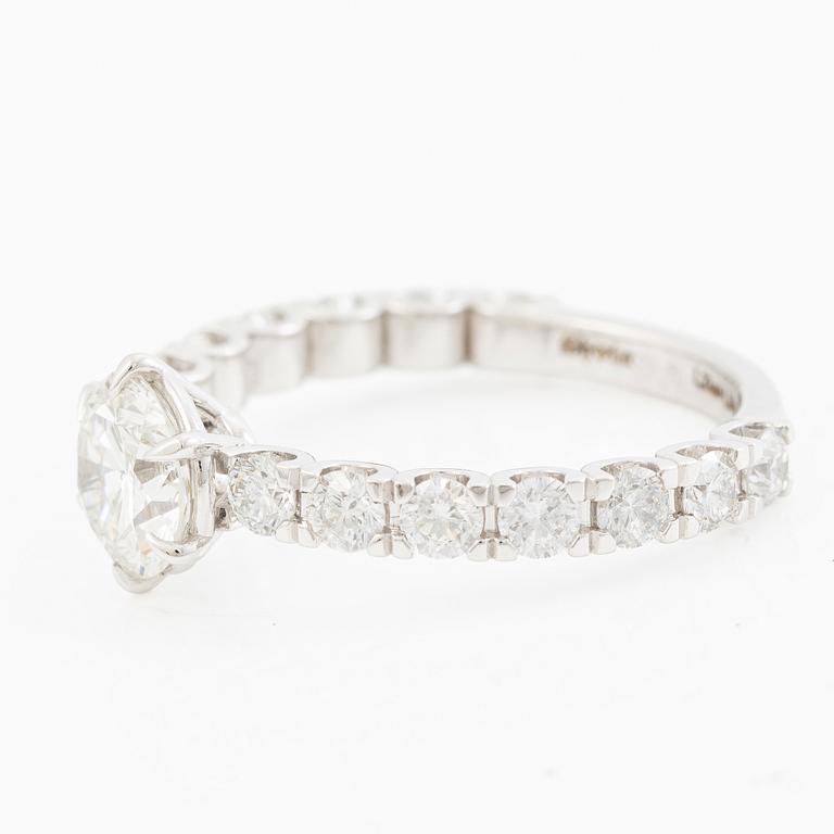 Ring 18K vitguld med briljantslipade diamanter medföljande IGI report.
