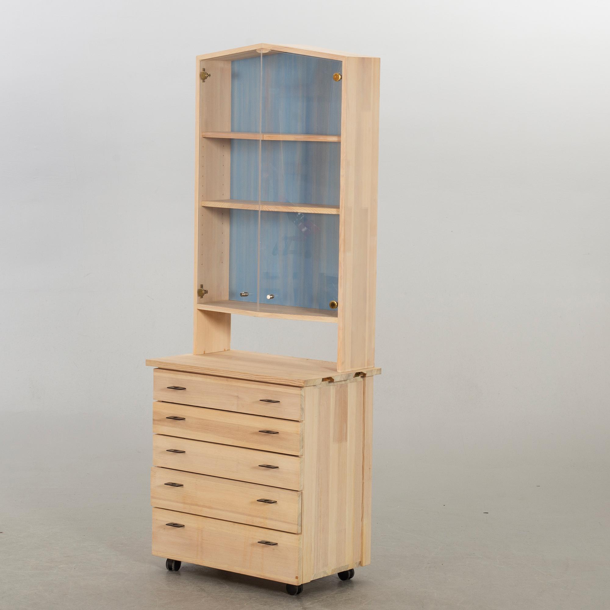 OLOF PIRA, VITRINSKÅP MED UNDERDEL, ur serien "Solid Form" samt "Blå Rand".