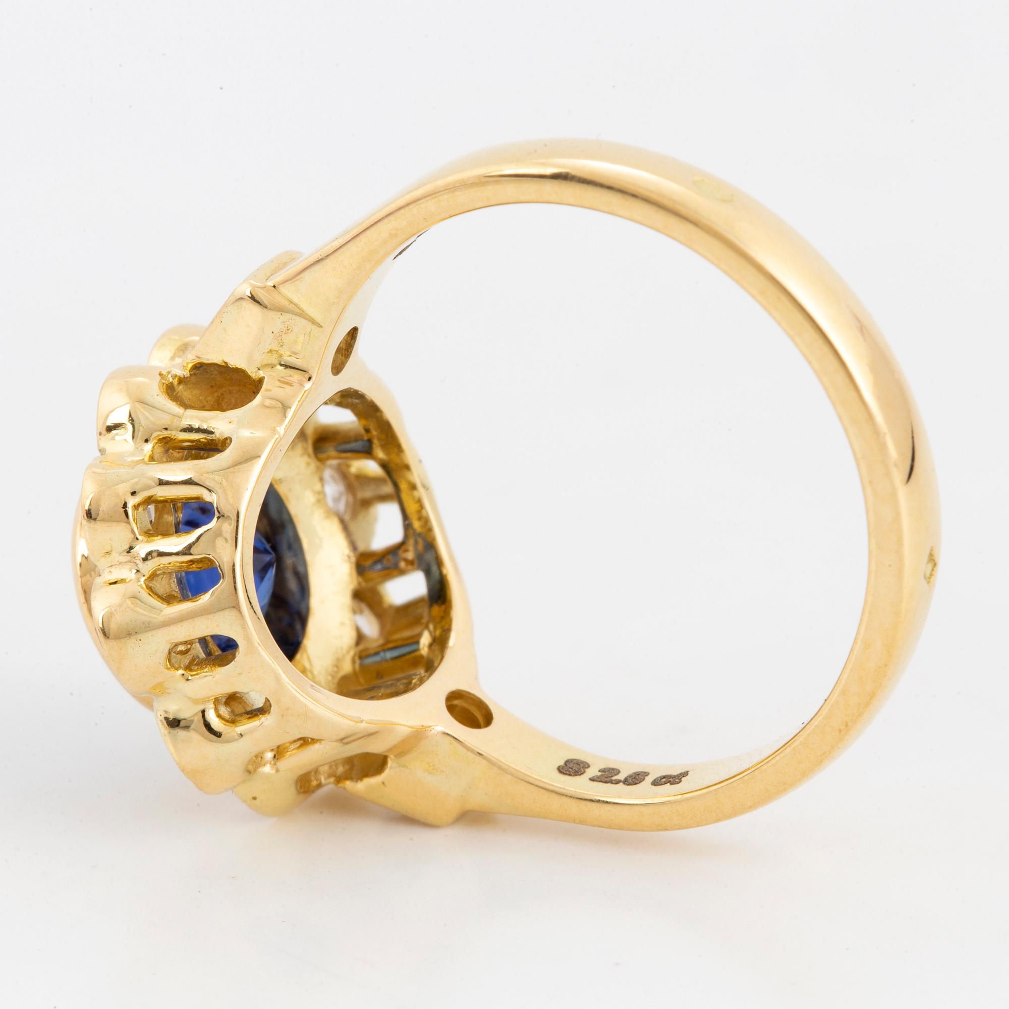 2,26 ct sapphire and old-cut diamond cluster ring.