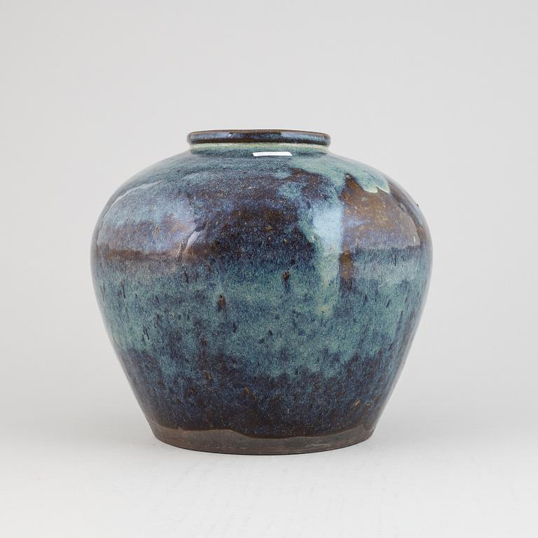 A Chinese ceramic jar, 19th century.