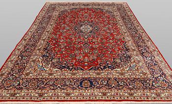 A Keshan carpet, approx. 307 x 200 cm.