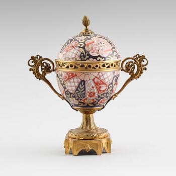 LOCKURNA, porslin, Imari, 1900-talets första hälft.