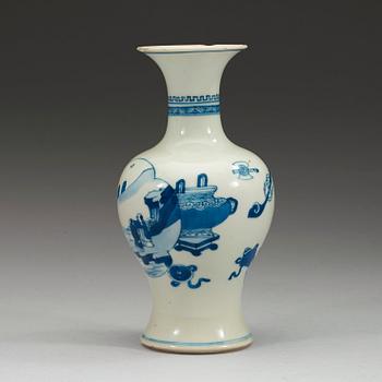 A blue and white vase, Qing dynasty Kangxi (1662-1722).