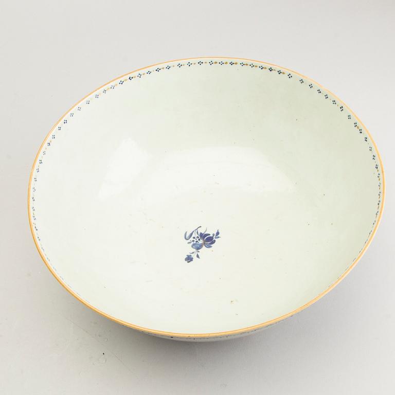 A set of two Chinese porcelain punch bowls around 1800.