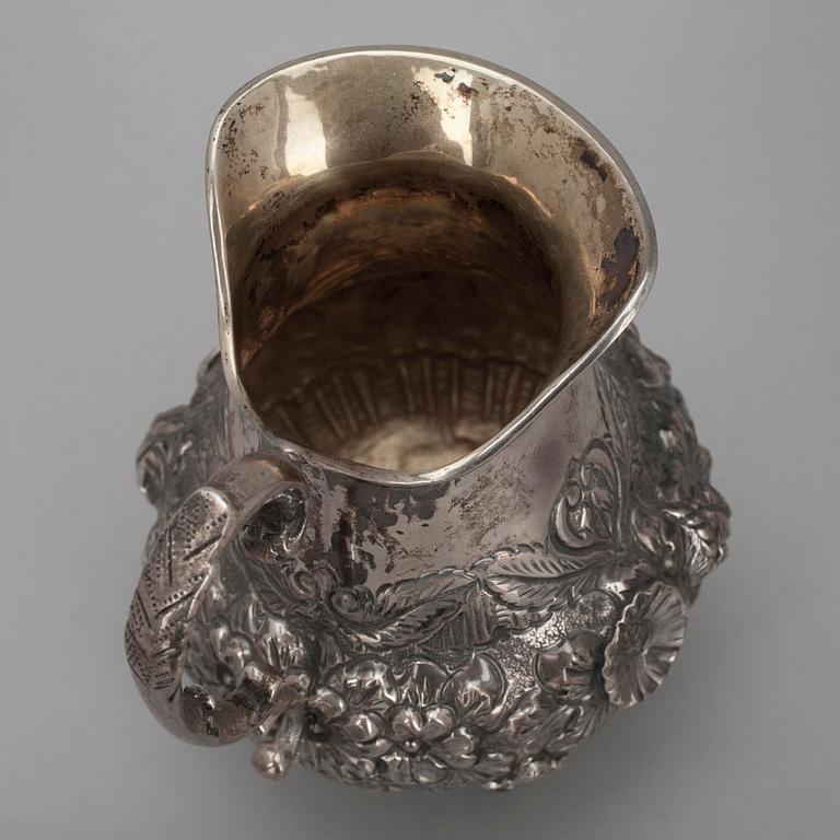 SOCKERSKÅL samt GRÄDDSNÄCKA, silver, nyrokoko, 1900-talets första hälft. Vikt 947 g.