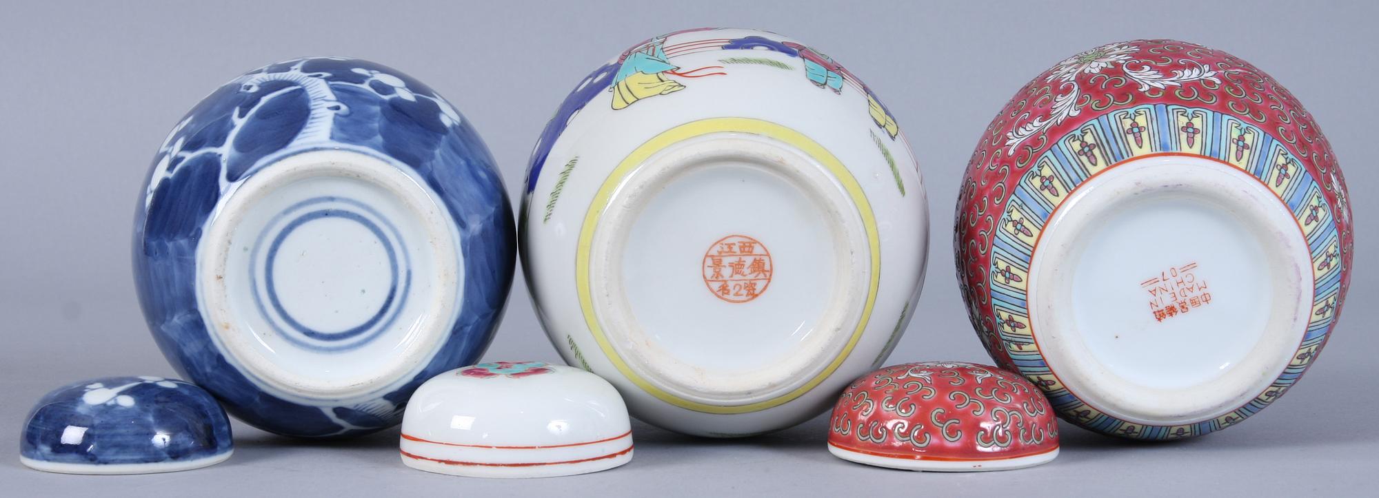 LOCKBOJANER, 3 st, porslin, Kina, 1900-tal.