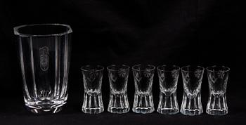 SNAPSGLAS, 6 st, samt VAS, glas, sk frimurarglas. 1900-tal.