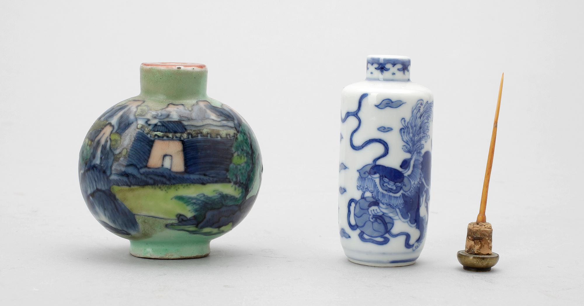 SNUSFLASKOR, 2 st, porslin. Kina, sen Qing (1800/1900-tal).