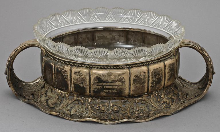 JARDINIERE, silver med glasinsats, 1912. Vikt (exkl. insats) 1760 g.