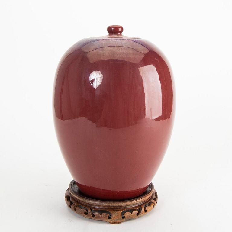 A sang de boef/flambe glazed jar with cover, Qing dynasty, circa 1900.