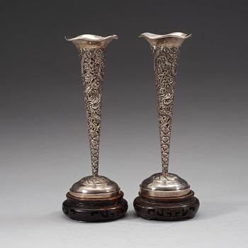 A pair of silver vases, late Qing dynasty (1644-1912).