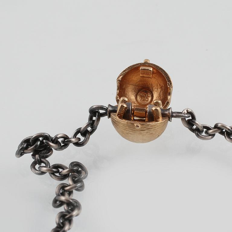 COLLIER, oxiderat silver samt lås i 18K guld, Ole Lynggaard. Vikt 11,9 gram.