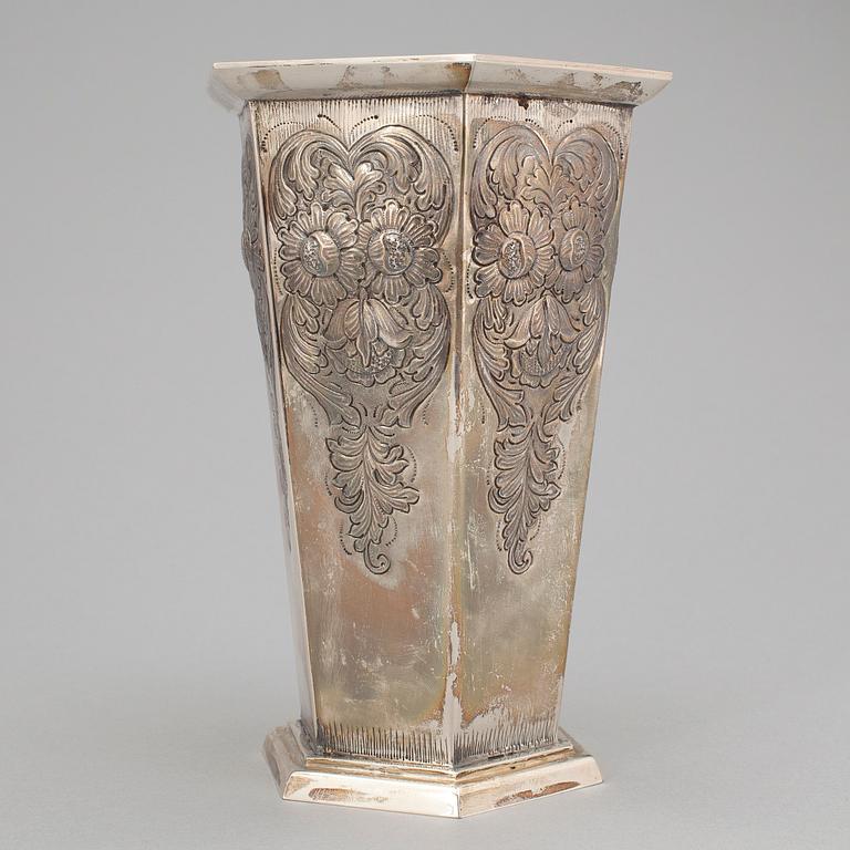 VAS, sterlingsilver, Lisa Andersson, Fellingsbro 1981. Vikt ca 368 gram.