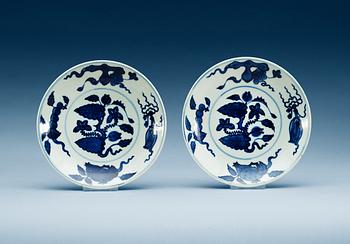 1569. A pair of blue and white dishes, Qing dynasty (1644-1912) with Xuande six character mark.
