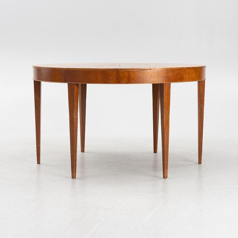 A mahogany-veneered dining table, first half of the 20th century.