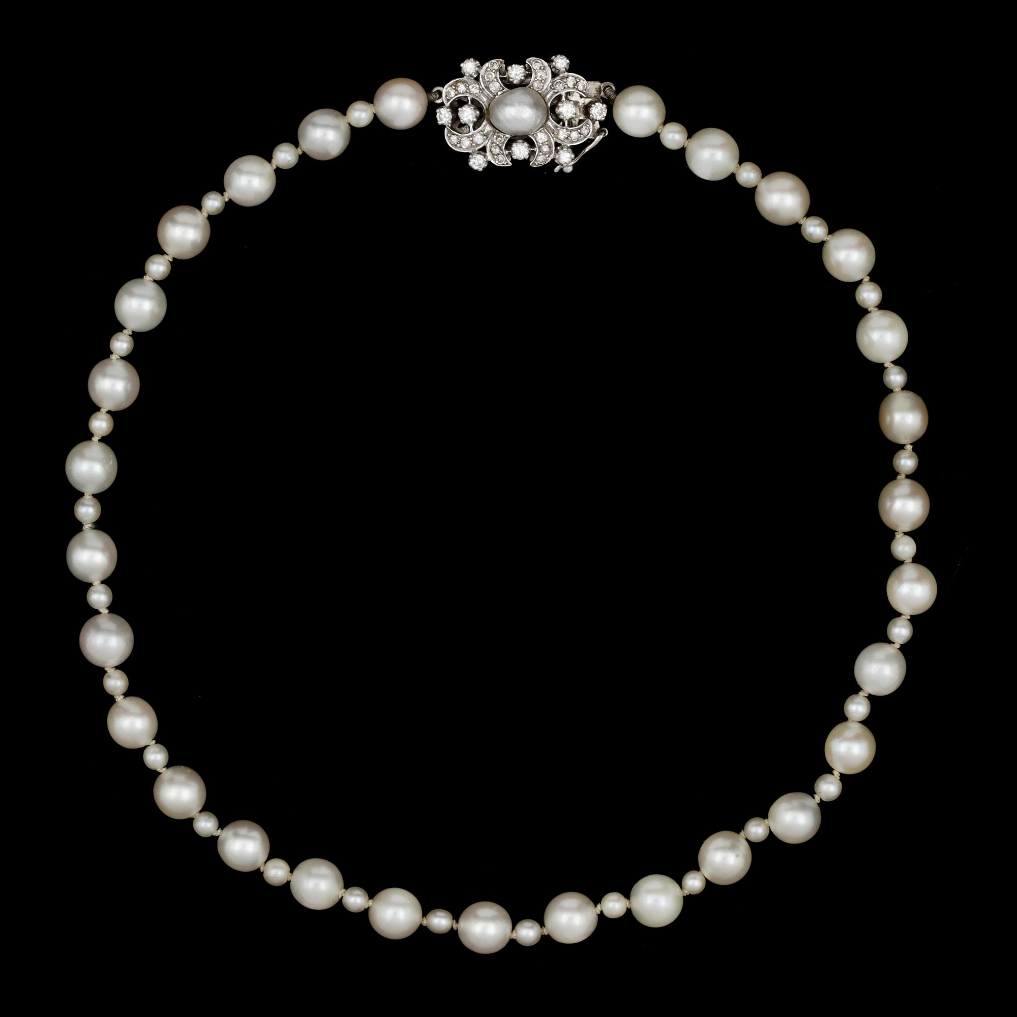 COLLIER, odlade pärlor med lås med briljantslipade diamanter.