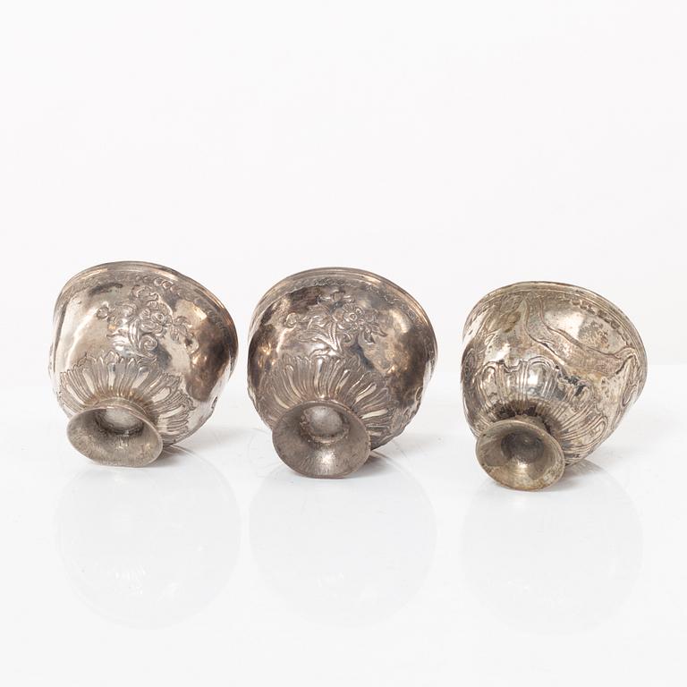 Skålar, tre stycken samt tre bägare och figurin, metall, Centralasien.