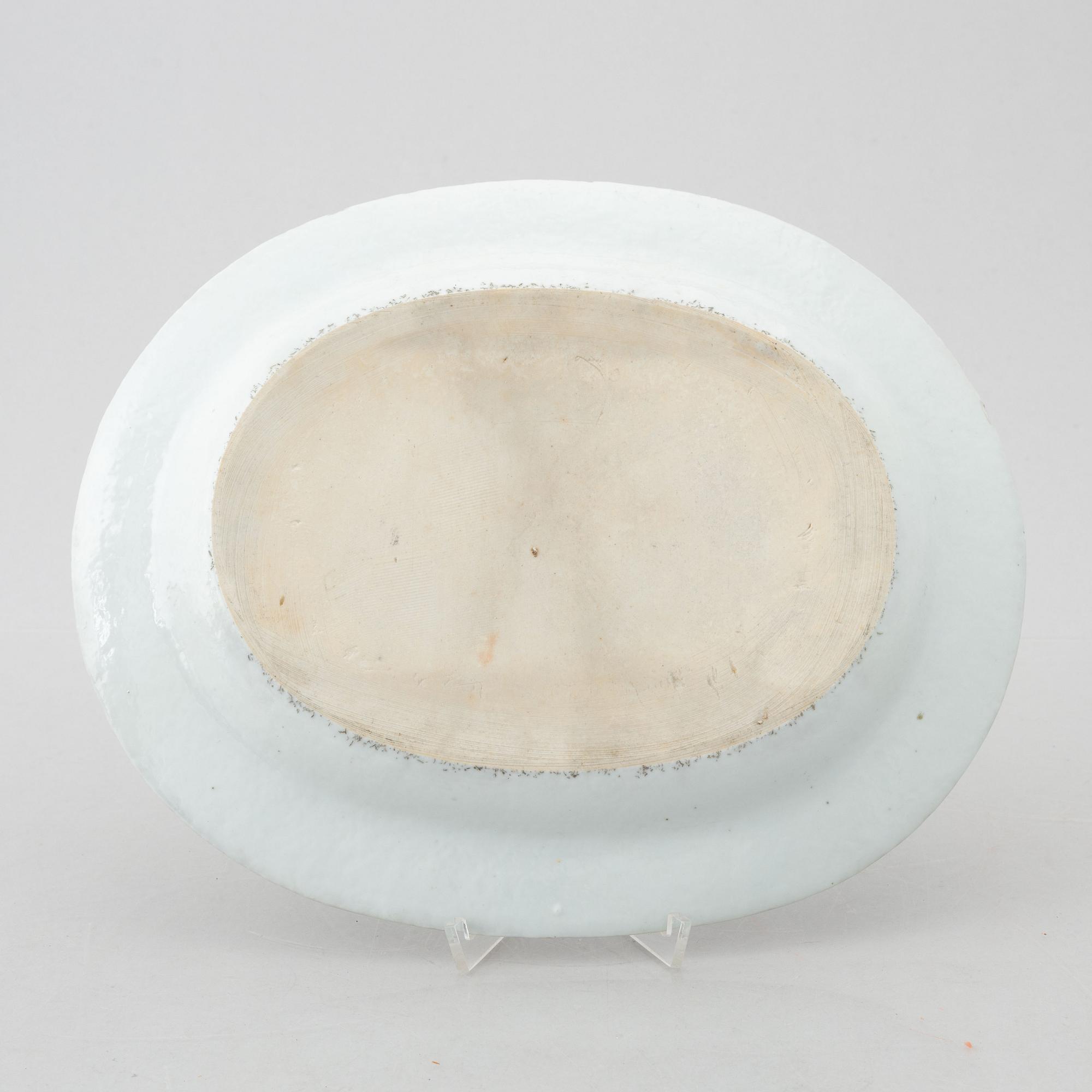 An export porcelain serving dish, China, Jiaqing (1796-1820).