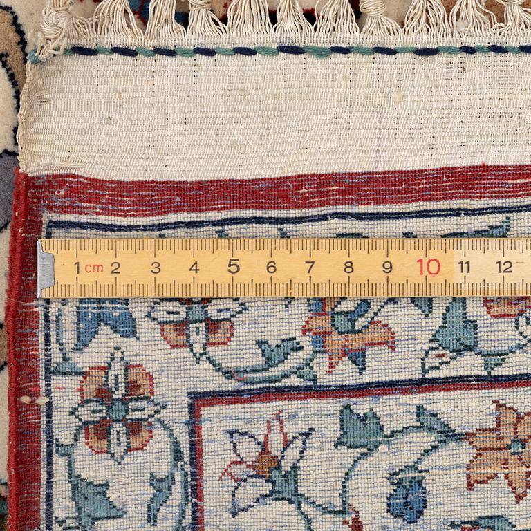Matta, semiantik Isfahan, centrala Persien, signerad (Sadegh) Seirafian, ca 174 x 113 cm.