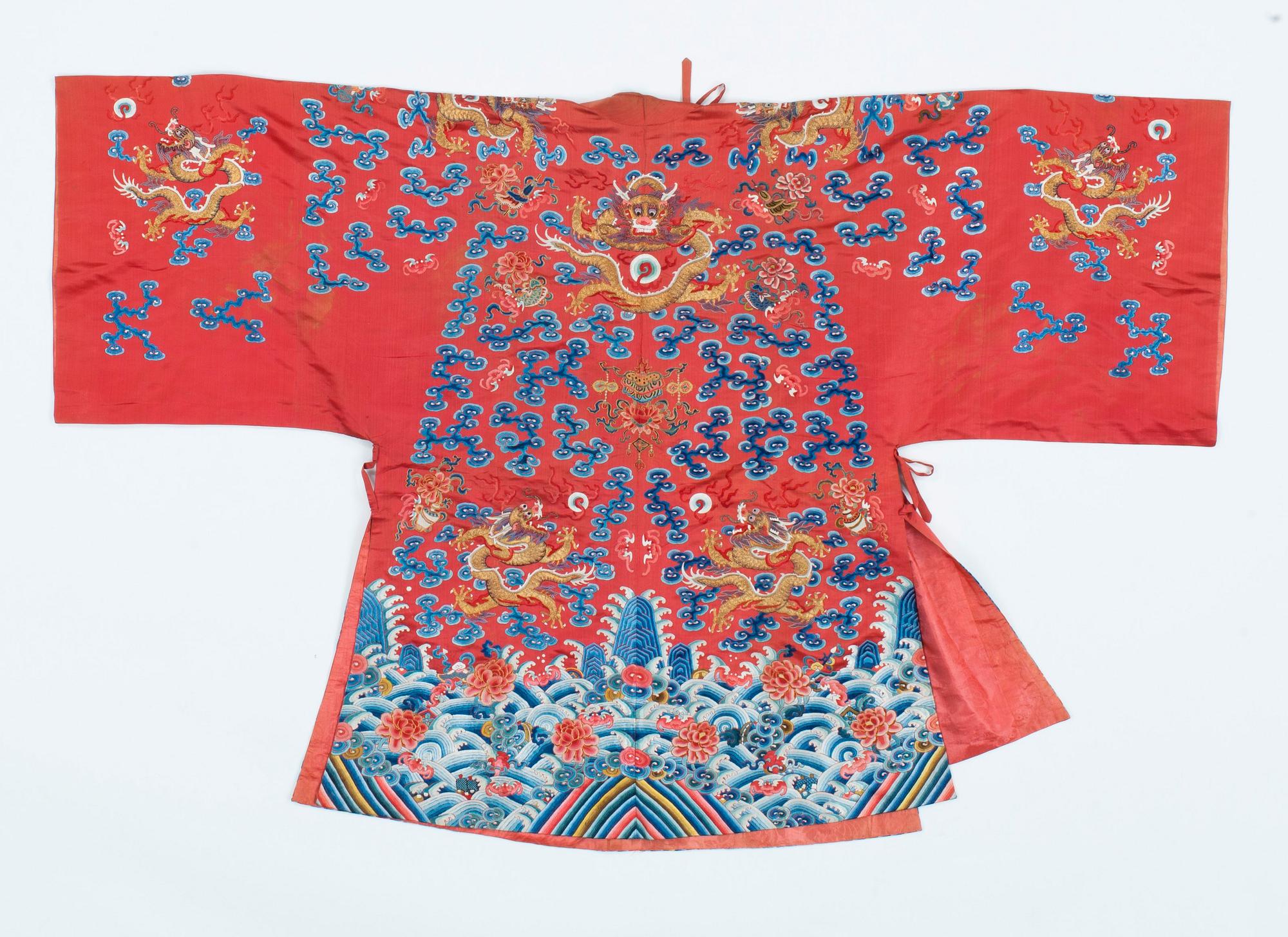 ROBE, silk. Height 112,5 cm. China, late Qing dynasty (1644–1911).