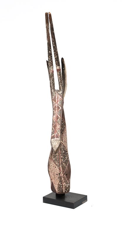 HUVUDPRYDNAD. Stiliserat giraffhuvud. Polykromt bemålat trä. Bobo-stammen. Nuvarande Burkina Faso, omkring 1940. Höjd 118,5 cm.