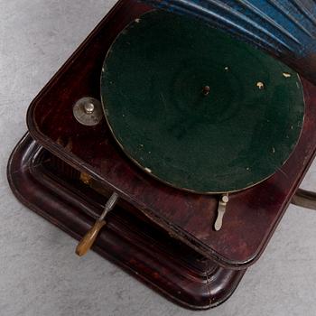 An early 20th century 
English gramophone player.