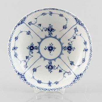 Skålfat, porslin, Royal Copenhagen, "Musselmalet", modell 512, 1965.
