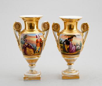 VASER, 1 par, porslin, empire, Frankrike, 1800-talets första hälft.