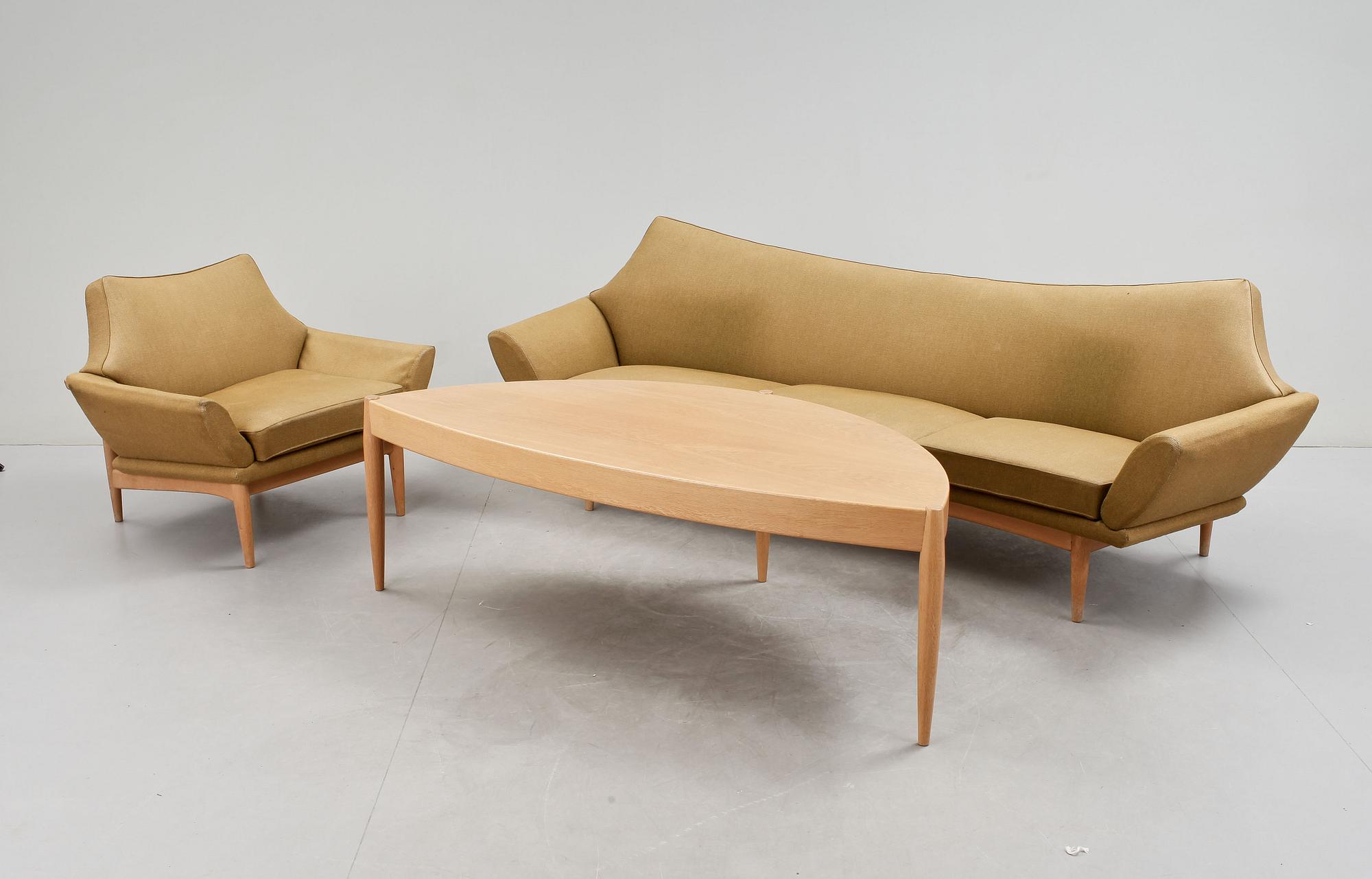 JOHANNES ANDERSEN, 3 delar, Fåtölj, Soffa och bord, Trensum Möbelfabrik, 1960-tal. Soffa etikettmärkt undertill.