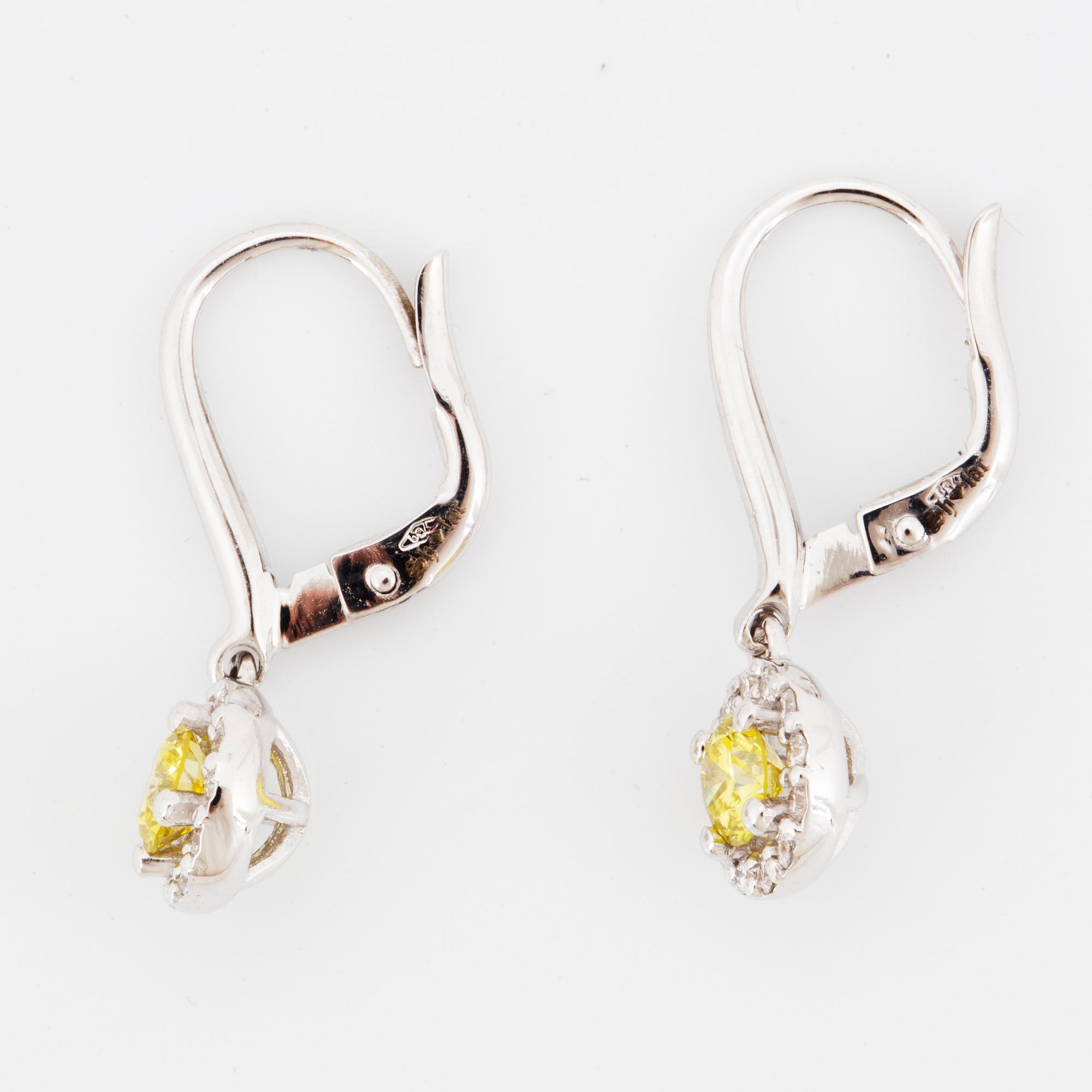 ÖRHÄNGEN, med gula färgbehandlade diamanter och diamanter.