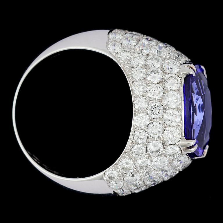 A tanzanite, 10.61 cts, and brilliant cut diamond ring, tot. 3.96 cts.