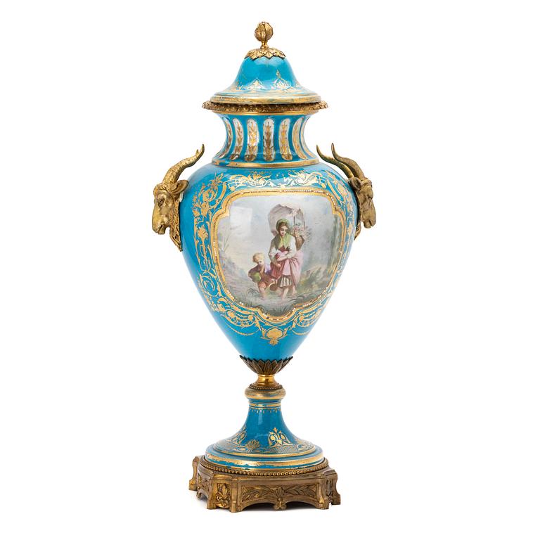 Urna med lock, porslin, Sevres-liknande märkning, omkring år 1900.