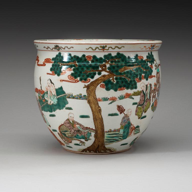 FISKBASSÄNG, porslin. Sen Qing dynasti (1644-1912).