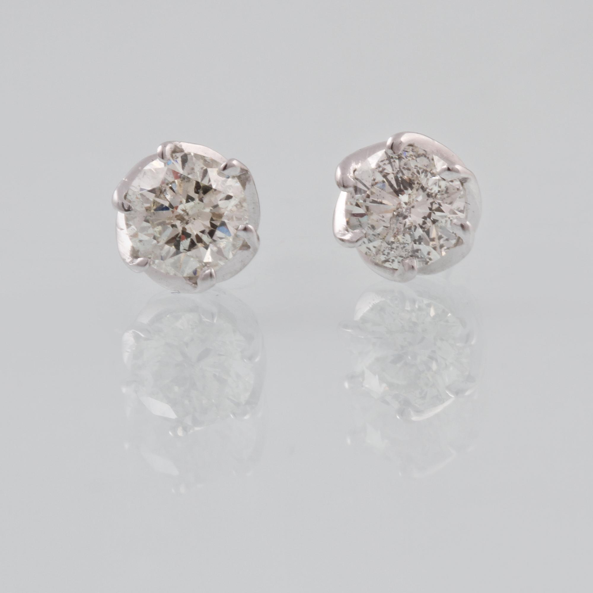 ÖRHÄNGEN, 18K vitguld med briljantslipade diamanter ca 0.88 ct. Vikt 1,9 gram.