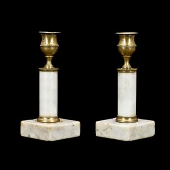 LJUSTAKAR, ett par, marmor, gustavianska, sent 1700-tal.