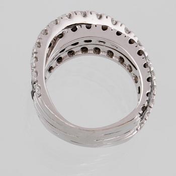 RING, 18K vitguld med briljantslipade svarta och vita diamanter ca 2.00 ct. Vikt 14,0 gram.