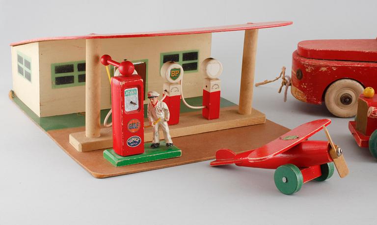 Seven pieces of wooden toys, i.a made by Gemla Leksaksfabrik in Sweden, around mid 20th century.