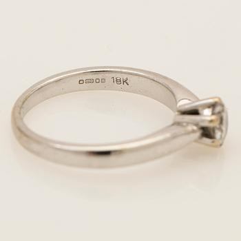 Ring, 18K white gold with round brilliant-cut diamond.