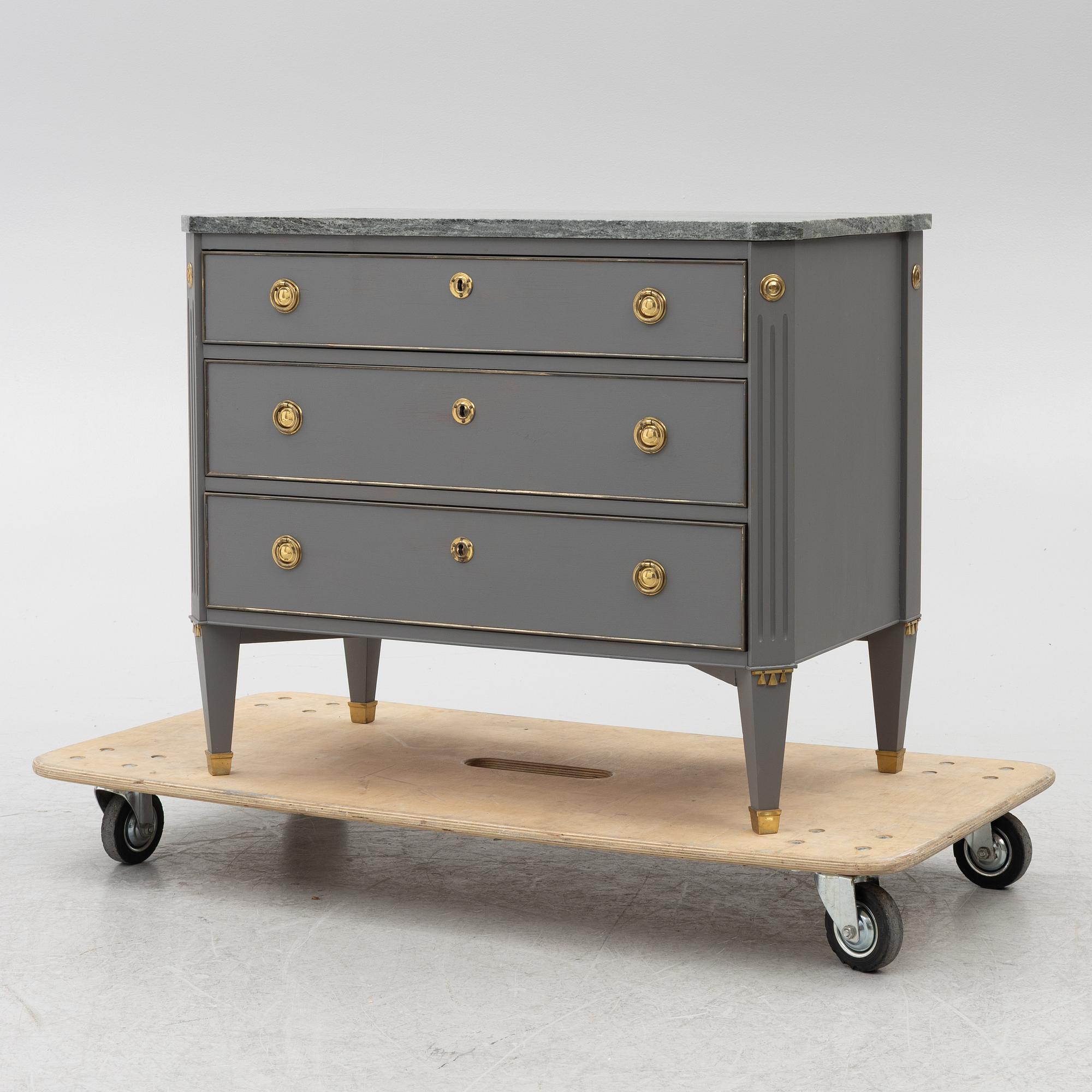 Chest of drawers, Gustavian style, 20th century.