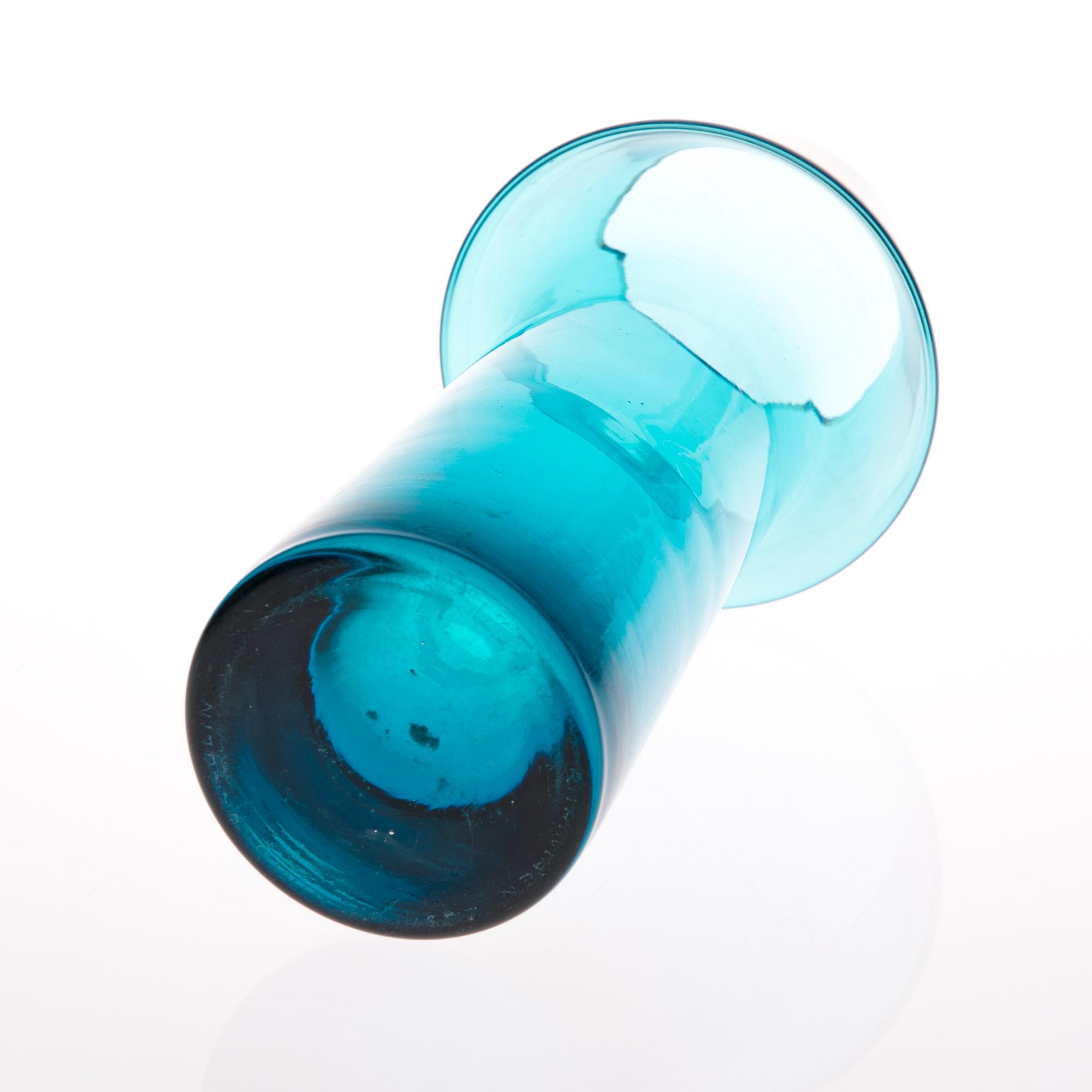 VASER, 2 st, glas, "Stromboli", sign. Aimo Okkolin samt VAS, glas, "Snurra", Helena Tynell. Riihimäen Lasi Oy.